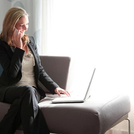 Novotel Chennai Omr Zewnętrze zdjęcie A woman working from home